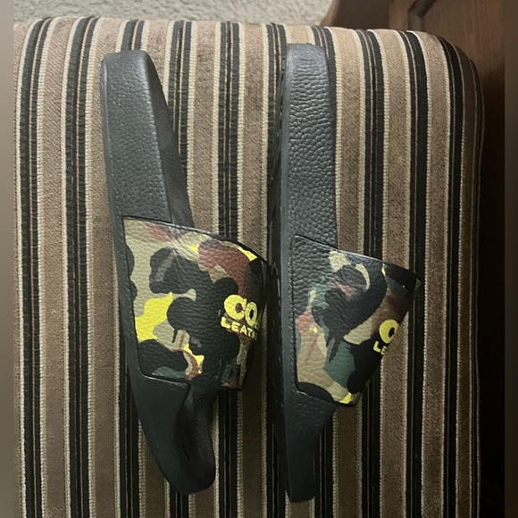 COACH Men Size 10 Camo Slides - Picture 5 of 6